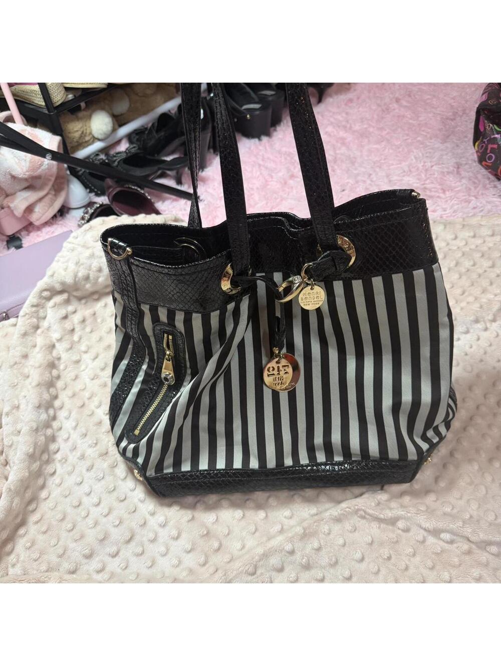 Black & white striped Henri Bendel bag #luxury #henribendel